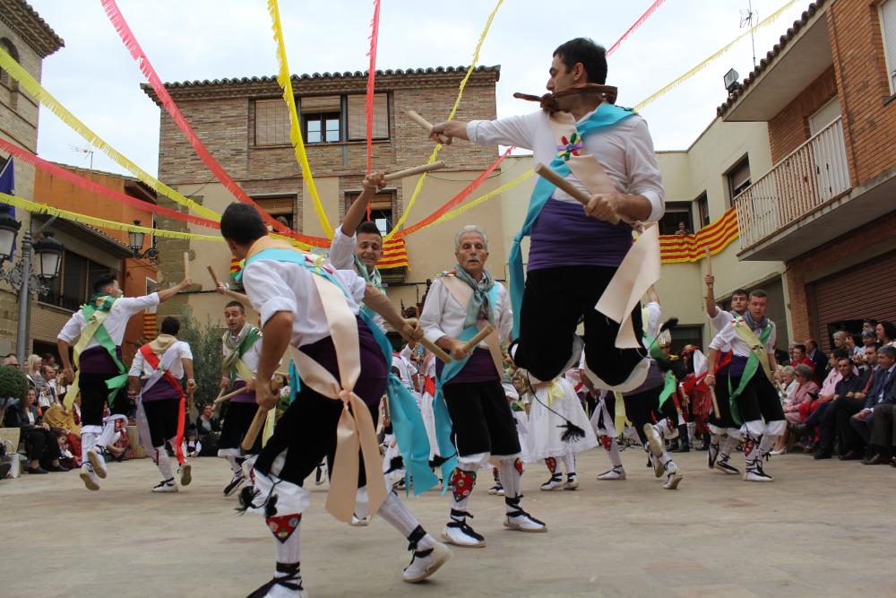 Los danzantes ejecutan con brío las mudanzas.