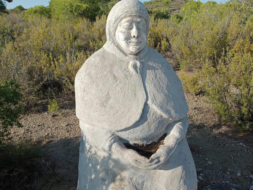 La escultura de La Tía Tonina está situada en la sierra de Sena.