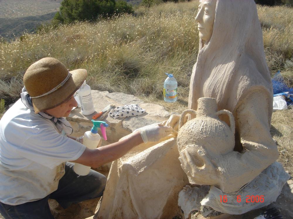 Monter durante la creación de la escultura de La Mora.