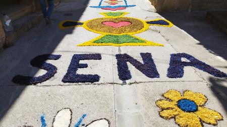 Imagen Sena celebra el Corpus creando sus tradicionales alfombras de serrín...