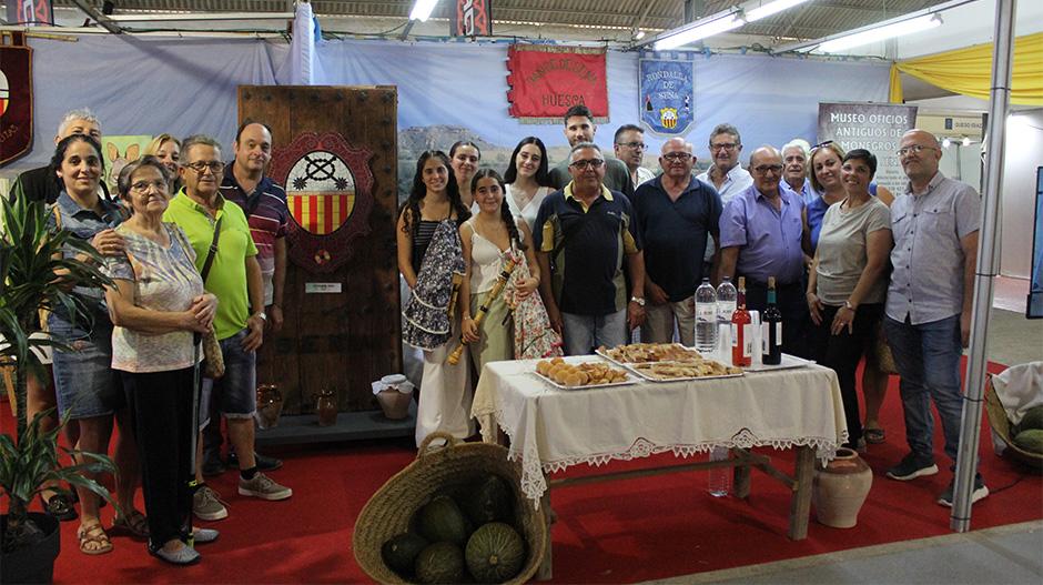 Imagen El stand de Sena sorprende en Sariñena: gigantes, belén monumental, música y dance