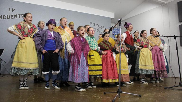 Imagen La jota se refugia de la lluvia y llena Sena: ocho escuelas exhiben la fuerza de la cantera monegrina